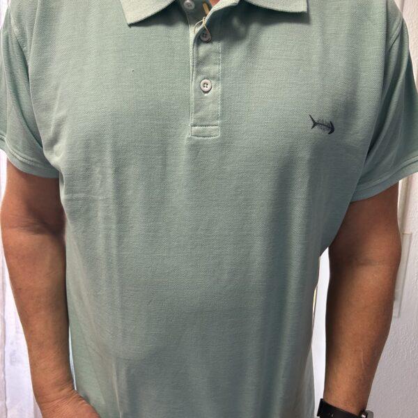 Polo vert d'eau avec boutons.